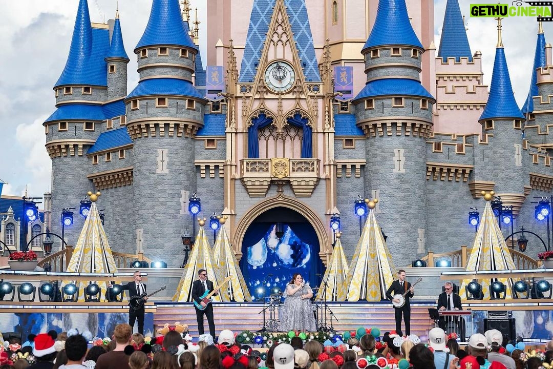 Chrissy Metz Instagram - Celebrating Christmas morning with the amazing #DisneyChristmasCelebration parade! 🎄✨ Join the holiday magic live at 10e/9c/9p on @abcnetwork and stream next day on @hulu and @disneyplus ❤️