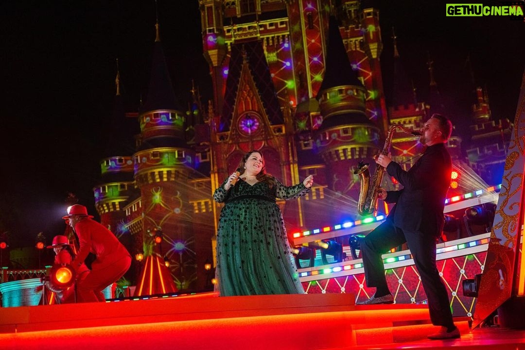 Chrissy Metz Instagram - The festivities begin tonight!! 🎄✨ don’t miss #disneyholidaycelebration, tonight at 8/7c on @abcnetwork! Performing & filming was SO much fun 🎶 Stream next day on Hulu & Disney+! @waltdisneyworld @disneyaulani Walt Disney World