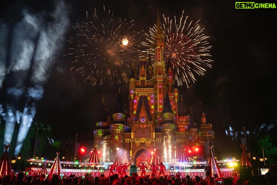 Chrissy Metz Instagram - The festivities begin tonight!! 🎄✨ don’t miss #disneyholidaycelebration, tonight at 8/7c on @abcnetwork! Performing & filming was SO much fun 🎶 Stream next day on Hulu & Disney+! @waltdisneyworld @disneyaulani Walt Disney World