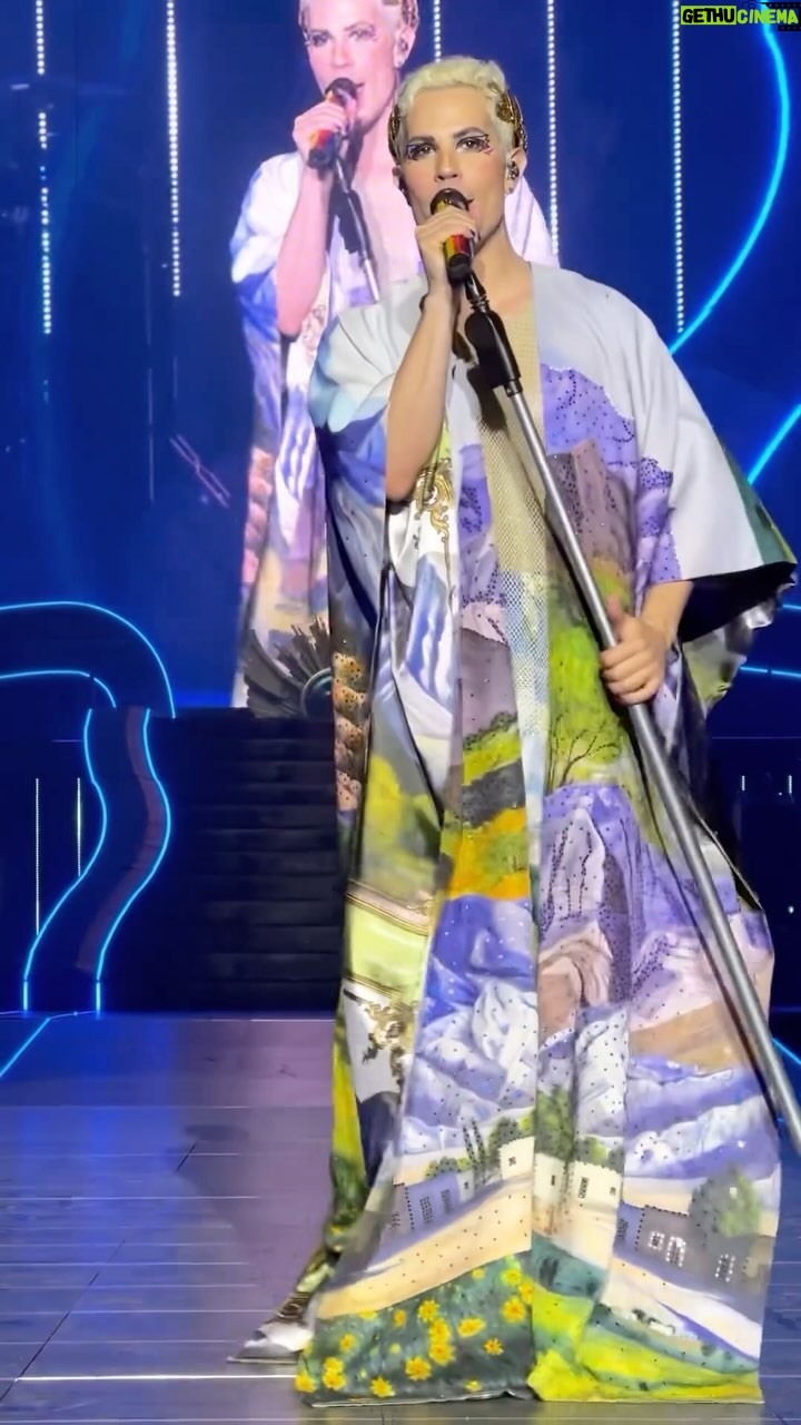 Christian Chávez Instagram - ¡RBD inició su gira por México en la ciudad de Monterrey! Y @christianchavezreal conquistó el escenario con un total look de la marca @josefina_byverosolis, marca mexicana originaria de esta ciudad. ❤️ El outfit se compone un pantalón y una capa con el característico paisaje de Nuevo León, de la colección “Nuevo León y sus montañas”, la más reciente de la diseñadora Vero Solis, en colaboración con la artista plástica Saskia Juárez. ¿Con qué outfit nos sorprenderá los siguientes conciertos? ✨ @josefina_byverosolis @vero_solis @angieestilo @azahelmarmolejo