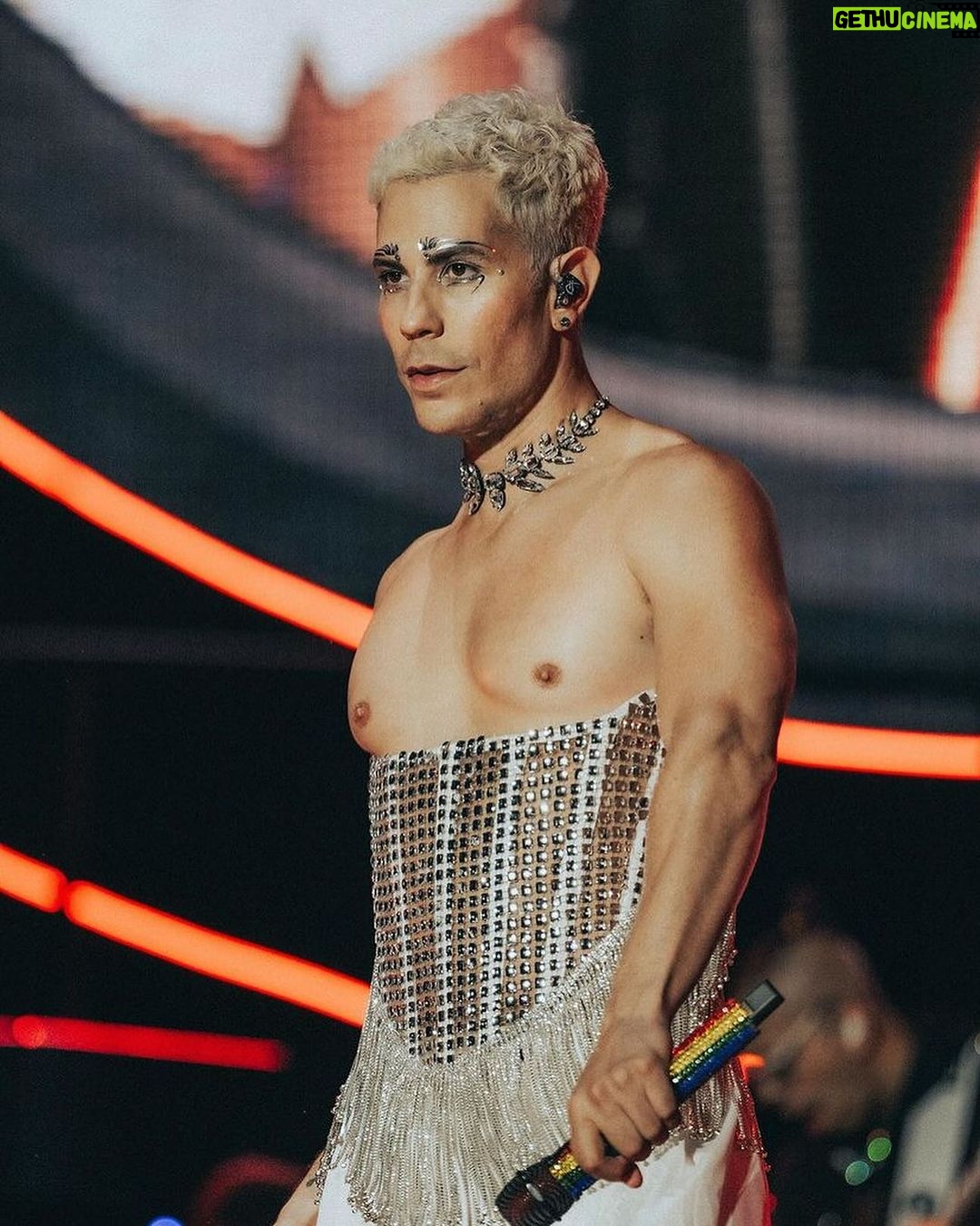 Christian Chávez Instagram - #Exclusiva Christian Chávez y su liberación a través de sus looks para el reencuentro de RBD 🔥. A lo largo de los casi cuatro meses que ha durado la gira 'Soy Rebelde Tour', el cantante ha logrado descubrir y detonar su talento como diseñador de modas sin miedo al "qué dirán" a través de llamativos outfits que ha llevado en el escenario. A minutos de comenzar el último concierto de @rbd_musica en el Foro Sol, platicamos con Christian sobre esta faceta, el proceso de creación de sus vestuarios, los mensajes de apoyo a la comunidad LGBTQ+ y cómo ha afrontado las críticas en estos meses. No te pierdas la entrevista en el link de nuestra bio ☝🏻 . . . . . . . (Foto: Quién) #christianchavez #rbd #soyrebeldetour #rbdisback
