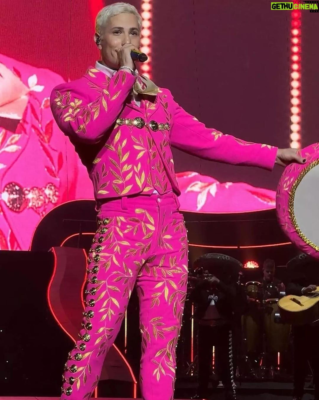 Christian Chávez Instagram - #Exclusiva Christian Chávez y su liberación a través de sus looks para el reencuentro de RBD 🔥. A lo largo de los casi cuatro meses que ha durado la gira 'Soy Rebelde Tour', el cantante ha logrado descubrir y detonar su talento como diseñador de modas sin miedo al "qué dirán" a través de llamativos outfits que ha llevado en el escenario. A minutos de comenzar el último concierto de @rbd_musica en el Foro Sol, platicamos con Christian sobre esta faceta, el proceso de creación de sus vestuarios, los mensajes de apoyo a la comunidad LGBTQ+ y cómo ha afrontado las críticas en estos meses. No te pierdas la entrevista en el link de nuestra bio ☝🏻 . . . . . . . (Foto: Quién) #christianchavez #rbd #soyrebeldetour #rbdisback