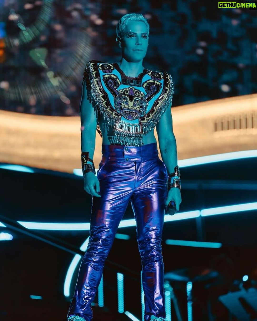 Christian Chávez Instagram - #Exclusiva Christian Chávez y su liberación a través de sus looks para el reencuentro de RBD 🔥. A lo largo de los casi cuatro meses que ha durado la gira 'Soy Rebelde Tour', el cantante ha logrado descubrir y detonar su talento como diseñador de modas sin miedo al "qué dirán" a través de llamativos outfits que ha llevado en el escenario. A minutos de comenzar el último concierto de @rbd_musica en el Foro Sol, platicamos con Christian sobre esta faceta, el proceso de creación de sus vestuarios, los mensajes de apoyo a la comunidad LGBTQ+ y cómo ha afrontado las críticas en estos meses. No te pierdas la entrevista en el link de nuestra bio ☝🏻 . . . . . . . (Foto: Quién) #christianchavez #rbd #soyrebeldetour #rbdisback