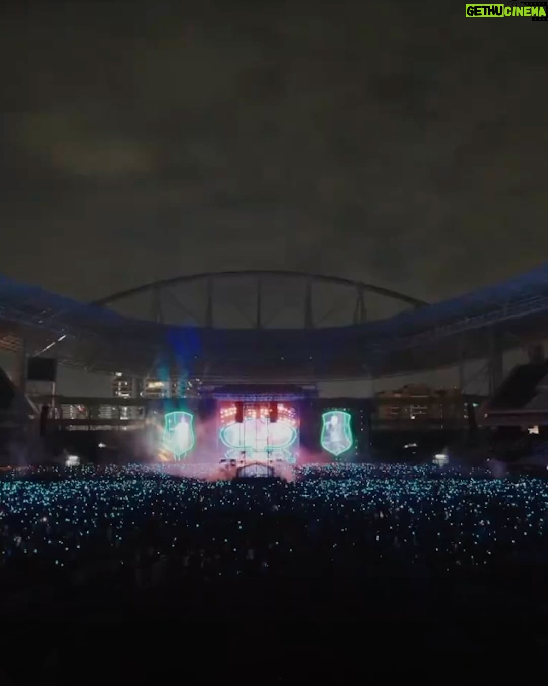 Christian Chávez - 567.1K Likes - Foram 8 shows, mais de 440 mil corações juntos para celebrar uma fase da vida que deixou incríveis lembranças e todos magicamente se juntaram depois de 15 para criar novas memórias com o grupo que moveu e ainda move multidões. Rebelde não é só uma novela e RBD não é só uma fase. São sonhos sonhados por anos e anos e que agora se tornaram realidade.
Ao longo dos estádios esgotados no Rio de Janeiro e em São Paulo, todos encontramos nossa criança/adolescente interior e fizemos as pazes com esse sonho, sentimentos e sensações que foram cultivados dentro de nós. Anahi, Dulce Maria, Maite, Christian e Christopher nos levaram para o dia 04/10/2004, quando o primeiro episódio de Rebelde foi ao ar e ouvimos a icônica música-tema pela primeira vez 🥹😭
Muito obrigado a quem acompanhou o grupo durante essa passagem pelo nosso país. Vocês fizeram história com a gente e com certeza a Soy Rebelde Tour no Brasil vai ficar nas lembranças dos nossos mexicanos favoritos para sempre ⭐️
Yo digo R, tu dices...❤️
📸: @irisalvesc