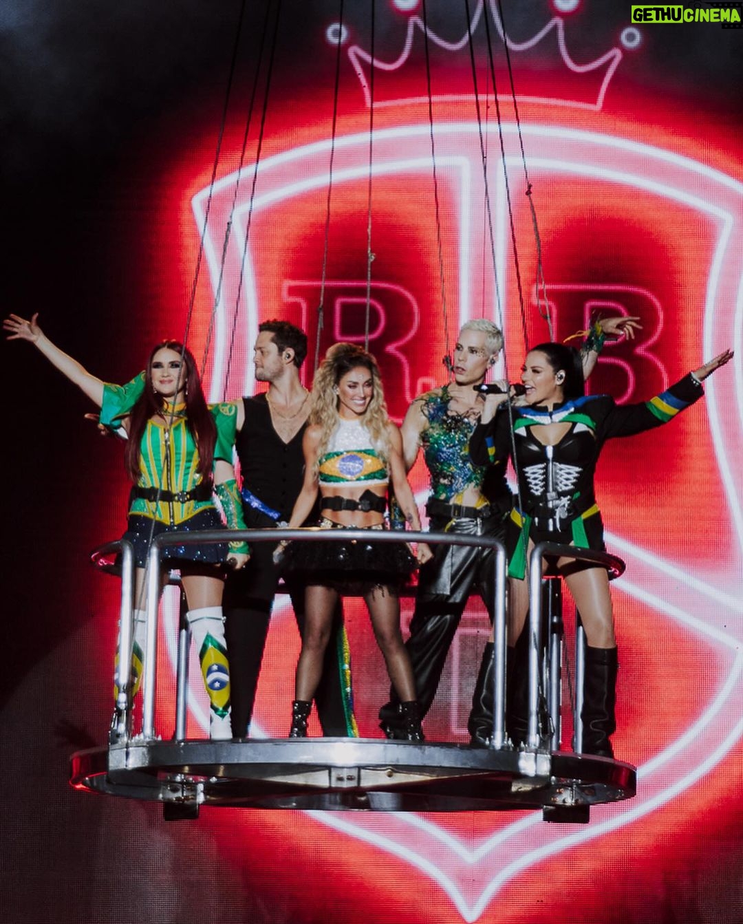 Christian Chávez - 567.1K Likes - Foram 8 shows, mais de 440 mil corações juntos para celebrar uma fase da vida que deixou incríveis lembranças e todos magicamente se juntaram depois de 15 para criar novas memórias com o grupo que moveu e ainda move multidões. Rebelde não é só uma novela e RBD não é só uma fase. São sonhos sonhados por anos e anos e que agora se tornaram realidade.
Ao longo dos estádios esgotados no Rio de Janeiro e em São Paulo, todos encontramos nossa criança/adolescente interior e fizemos as pazes com esse sonho, sentimentos e sensações que foram cultivados dentro de nós. Anahi, Dulce Maria, Maite, Christian e Christopher nos levaram para o dia 04/10/2004, quando o primeiro episódio de Rebelde foi ao ar e ouvimos a icônica música-tema pela primeira vez 🥹😭
Muito obrigado a quem acompanhou o grupo durante essa passagem pelo nosso país. Vocês fizeram história com a gente e com certeza a Soy Rebelde Tour no Brasil vai ficar nas lembranças dos nossos mexicanos favoritos para sempre ⭐️
Yo digo R, tu dices...❤️
📸: @irisalvesc