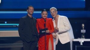 Christian Chávez Instagram - 🤩 Momento de lujo en la noche de #Billboards2023 Así se anunció al ganador del premio a la Canción del Año, Ventas🎤🔥