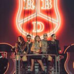 Christian Chávez Instagram – Hoy es el día mundial de RBD !!
Gracias a ti esto está más vivo que nunca , me siento honrado de formar parte de una generación de gente soñadora , respetuosa , alegre y que no se da por vencido fácilmente 
RBD es …su música , sus letras , su mensaje , risas , lágrimas y abrazos 
RBD eres TÚ !!
FELICIDADES 👑