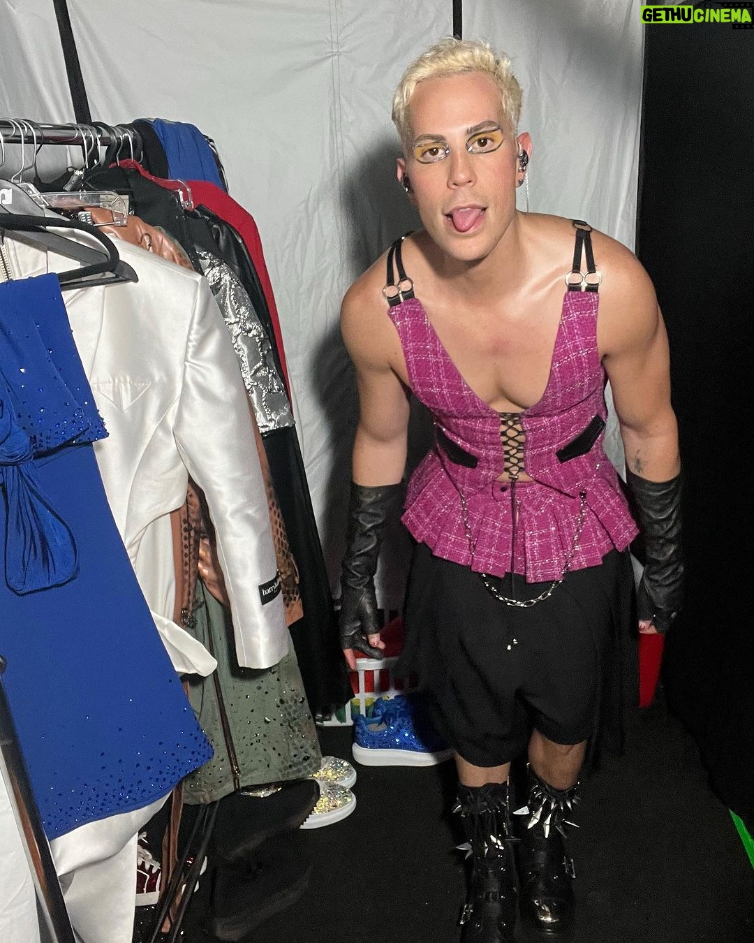 Christian Chávez - 280K Likes - Backstage
Stilyling @carlosesser
Look @boldstrap