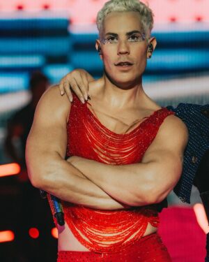 Christian Chávez Instagram - Top @engerluces 
Pantalones @usamaishtay