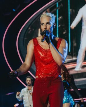 Christian Chávez Instagram - Top @engerluces 
Pantalones @usamaishtay