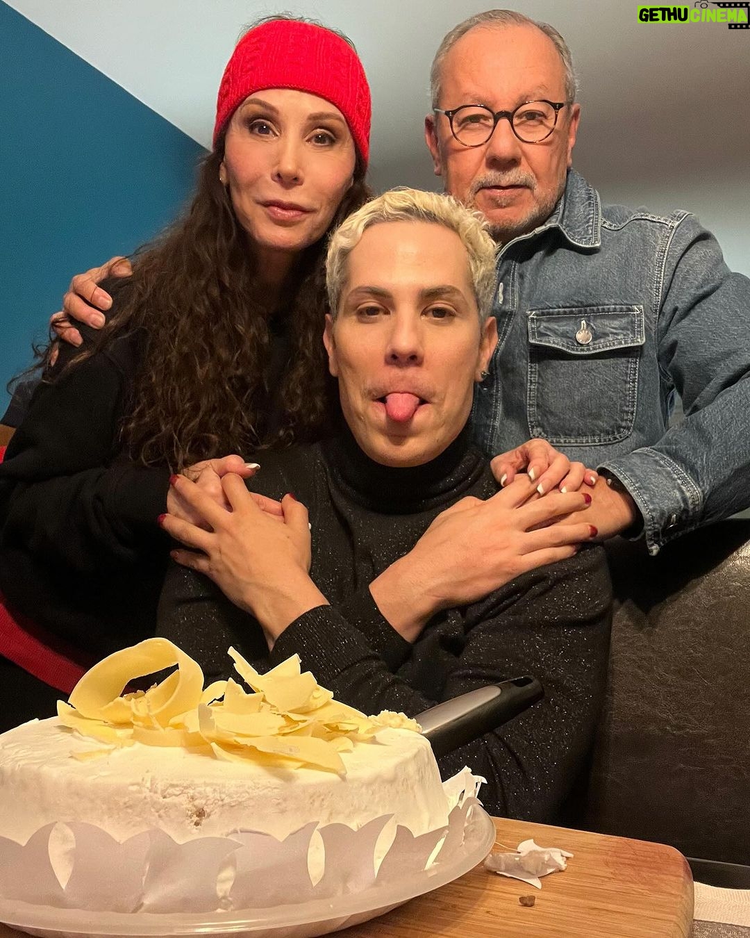 Christian Chávez - 153.7K Likes - Feliz navidad !!!!!
Espero esta noche la pasen bendecidos con su familia o la familia que ustedes eligieron !!
🎄✨