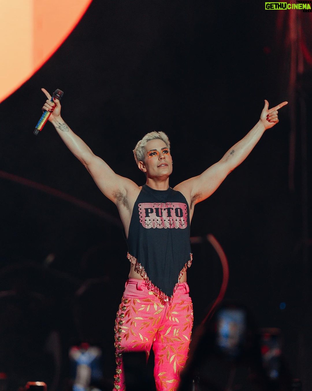 Christian Chávez - 174.5K Likes - Gracias a todos los que estuvieron en cada concierto, en cada tik tok , posteo de Instagram y comentarios de amor …gracias por bailar y disfrutar pero también escuchar mis palabras , Christian bebe fue el más feliz …entre siendo un gusano que se convirtió en una mariposa majestuosa que vuela alto 🦋
“Si luchar por mi LIBERTAD me hace PUT$ … entonces … soy PUT$ , soy mariposa … y vuelo “
Se vienen cosas maravillosas #comingsoon