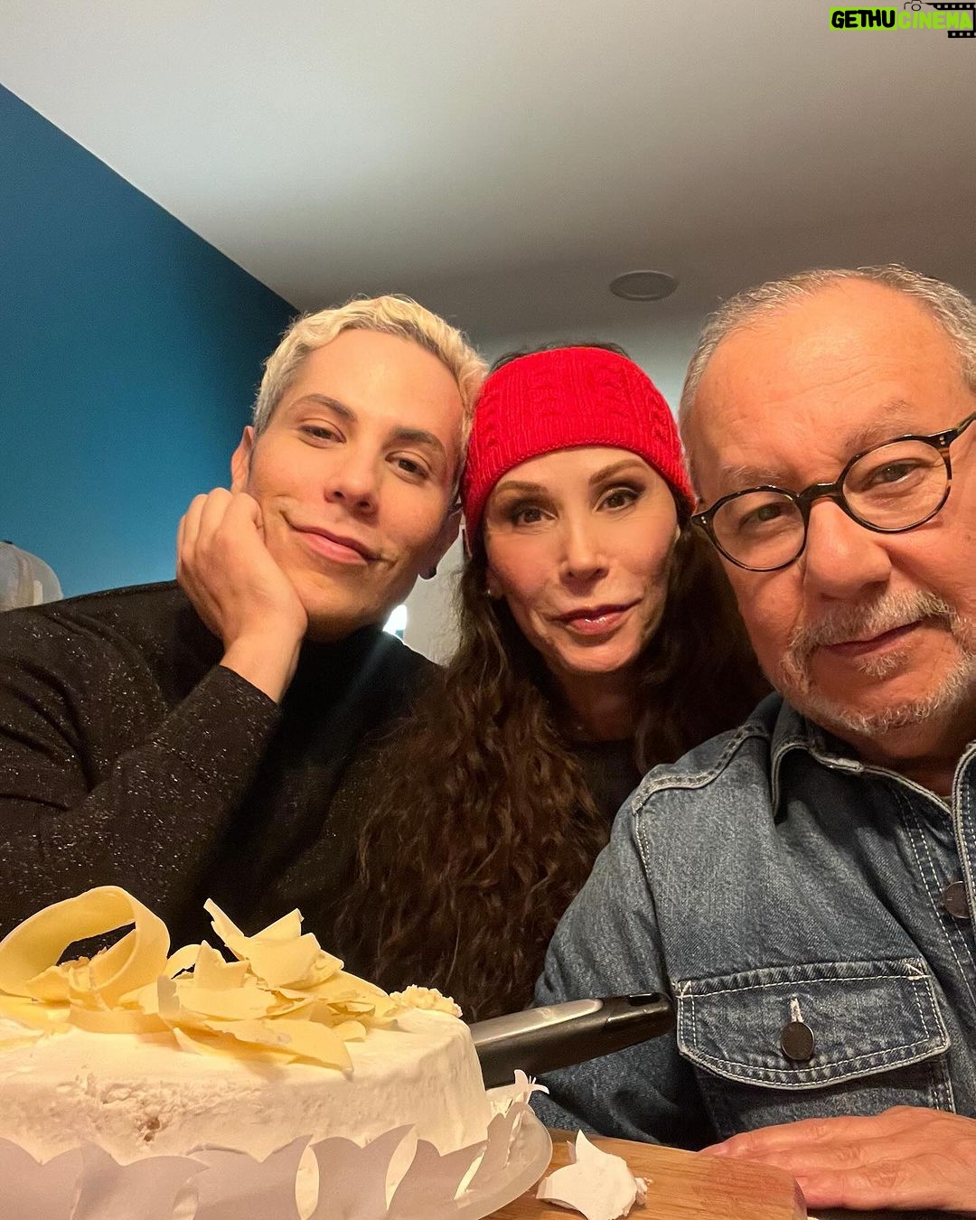 Christian Chávez Instagram - Feliz navidad !!!!! Espero esta noche la pasen bendecidos con su familia o la familia que ustedes eligieron !! 🎄✨