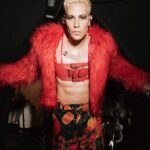 Christian Chávez Instagram - El reencuentro de #RBD no habría sido el mismo sin los increíbles looks de @christianchavezreal 🔥. El cantante nos mostró su faceta como diseñador de modas y nos dejó increíbles mensajes de apoyo a la comunidad LGBTQ+. Gracias por tu amor Christian ❤️. Descubre cómo se vivió el reencuentro tras bambalinas en el link de nuestra bio ☝🏻 Texto: @mariterelg Foto: @carlos_ruizc . . . . . . . . . #christianchavez #rbd #soyrebeldetour #rbdforever #rbdbrasil