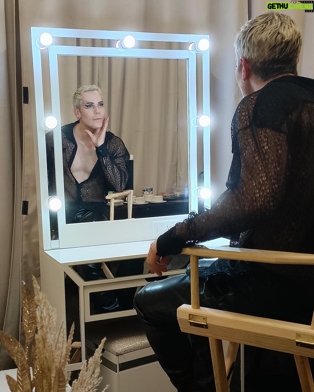 Christian Chávez Instagram - #Exclusiva Christian Chávez y su liberación a través de sus looks para el reencuentro de RBD 🔥. A lo largo de los casi cuatro meses que ha durado la gira 'Soy Rebelde Tour', el cantante ha logrado descubrir y detonar su talento como diseñador de modas sin miedo al "qué dirán" a través de llamativos outfits que ha llevado en el escenario. A minutos de comenzar el último concierto de @rbd_musica en el Foro Sol, platicamos con Christian sobre esta faceta, el proceso de creación de sus vestuarios, los mensajes de apoyo a la comunidad LGBTQ+ y cómo ha afrontado las críticas en estos meses. No te pierdas la entrevista en el link de nuestra bio ☝🏻 . . . . . . . (Foto: Quién) #christianchavez #rbd #soyrebeldetour #rbdisback
