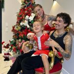 Christian Figueiredo Instagram - feliz natal da família figueiredo ❤️ 1) nikki esperando o papai noel ansiosamente 🎅🏼 2) um banho natalino cheio de música 🎤 3) família reunida pra clássica foto de natal 🎄 4) gael grudado na árvore esperando o papai noel 🎁 5) minha sobrinha esperando o presente dela 💝 6) acho que ela não gostou do presente que dei 😅 7) o nikki pediu só uma “catinha” de natal 😂 8) as caras do nikki são as melhores 🤣