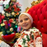 Christian Figueiredo Instagram - feliz natal da família figueiredo ❤️ 1) nikki esperando o papai noel ansiosamente 🎅🏼 2) um banho natalino cheio de música 🎤 3) família reunida pra clássica foto de natal 🎄 4) gael grudado na árvore esperando o papai noel 🎁 5) minha sobrinha esperando o presente dela 💝 6) acho que ela não gostou do presente que dei 😅 7) o nikki pediu só uma “catinha” de natal 😂 8) as caras do nikki são as melhores 🤣