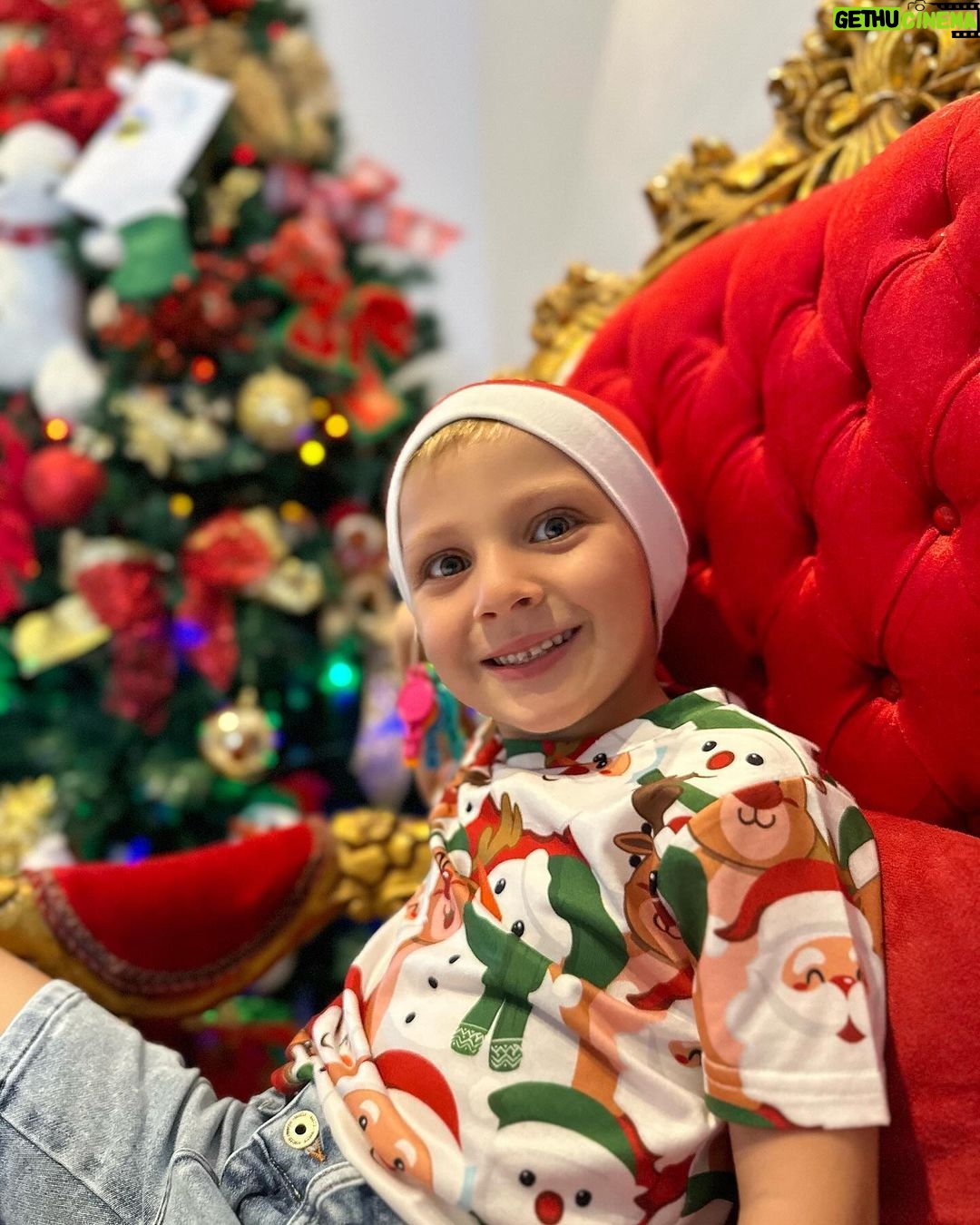 Christian Figueiredo Instagram - feliz natal da família figueiredo ❤️ 1) nikki esperando o papai noel ansiosamente 🎅🏼 2) um banho natalino cheio de música 🎤 3) família reunida pra clássica foto de natal 🎄 4) gael grudado na árvore esperando o papai noel 🎁 5) minha sobrinha esperando o presente dela 💝 6) acho que ela não gostou do presente que dei 😅 7) o nikki pediu só uma “catinha” de natal 😂 8) as caras do nikki são as melhores 🤣