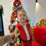 Christian Figueiredo Instagram - feliz natal da família figueiredo ❤️ 1) nikki esperando o papai noel ansiosamente 🎅🏼 2) um banho natalino cheio de música 🎤 3) família reunida pra clássica foto de natal 🎄 4) gael grudado na árvore esperando o papai noel 🎁 5) minha sobrinha esperando o presente dela 💝 6) acho que ela não gostou do presente que dei 😅 7) o nikki pediu só uma “catinha” de natal 😂 8) as caras do nikki são as melhores 🤣