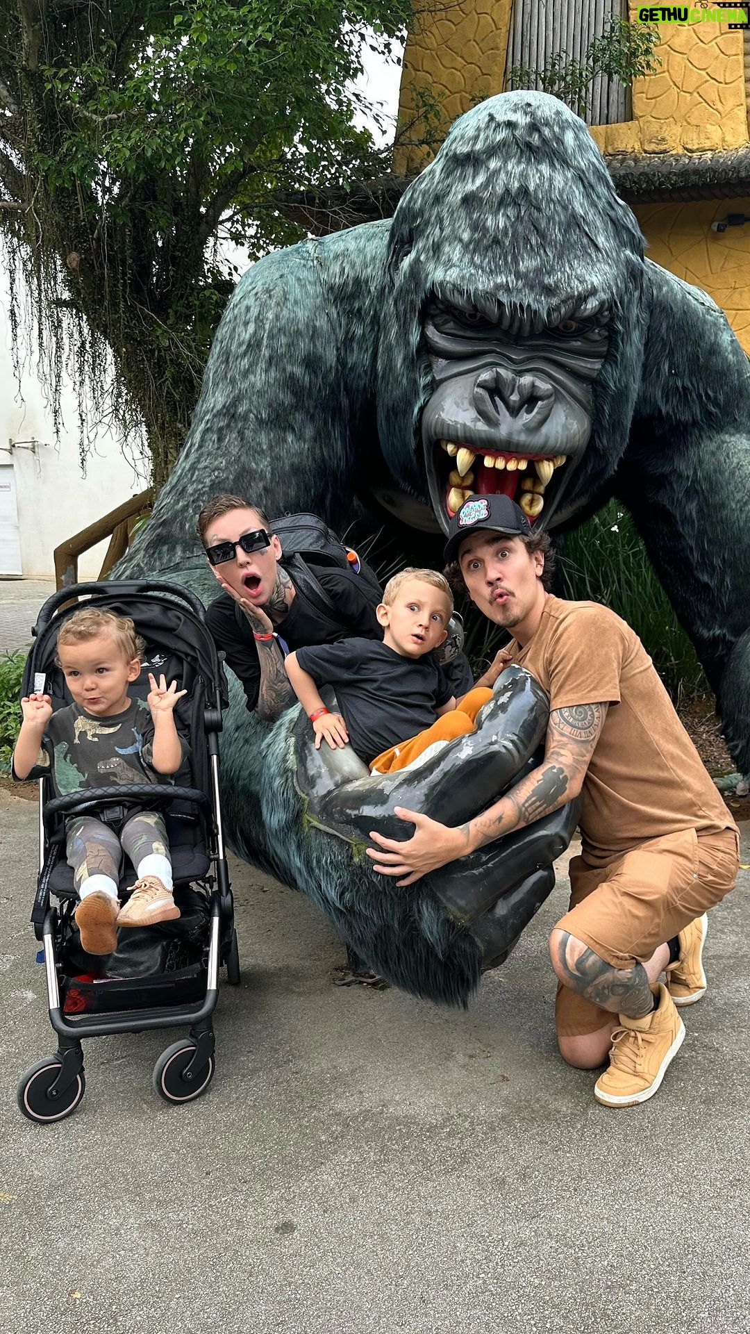 Christian Figueiredo Instagram - PRIMEIRO ESPAÇO NERF DO MUNDO! 🌎 Levei minha família pra conhecer a #NerfMania, uma área novinha que foi inaugurada HOJE no @betocarrero! Agora vcs vão curtir ainda mais o parque! 💙 #publi