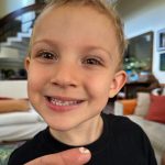 Christian Figueiredo Instagram - resumo do fds em família 🥰 1) gael quebrou o dente (de novo) 😮‍💨 2) a foto que mandei pro @paulobonavides na hora do inusitado acontecimento! 😂 3) o @gael aprendeu uma lição esse fds 🤪 4) levamos o nikki na obra da casa nova (ele falando “casa nova” 🥹) 5) spoiler da nossa suíte 70% 😎 6) nikki amando espinafre é tudo pra mim! 🤣 7) o gael falou: “papai, olha aqui! eu sou o zé meleca” (tive que bater uma foto HAHAHAHAHA) 😅 8) nosso mini modelo já escolhe os próprios looks! 😍 9) minha mãe matando a saudade do neto 💛 10) meu pôr do sol é minha fonte de energia ☀️