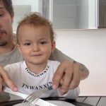 Christian Figueiredo Instagram - fds resumido em 3 partes: 1) vendo de perto os trabalhos que o @gael fez na escola nos últimos meses, numa manhã super gostosa de atividades de pais e filhos que rolou! 🥰 2) trabalho do @gael sobre sentimentos, onde ele contou oq deixa ele triste… e vejam só! meu grudinho fica triste quando eu vou pros meus trampos e não levo ele! 🥹 3) cafés da manhã sempre divertidos com o @igdonikki! meu companheiro matinal que fica falando: “papai qué mexê”! (ele ama mexer meu café e tudo que possa ser mexido) 😂