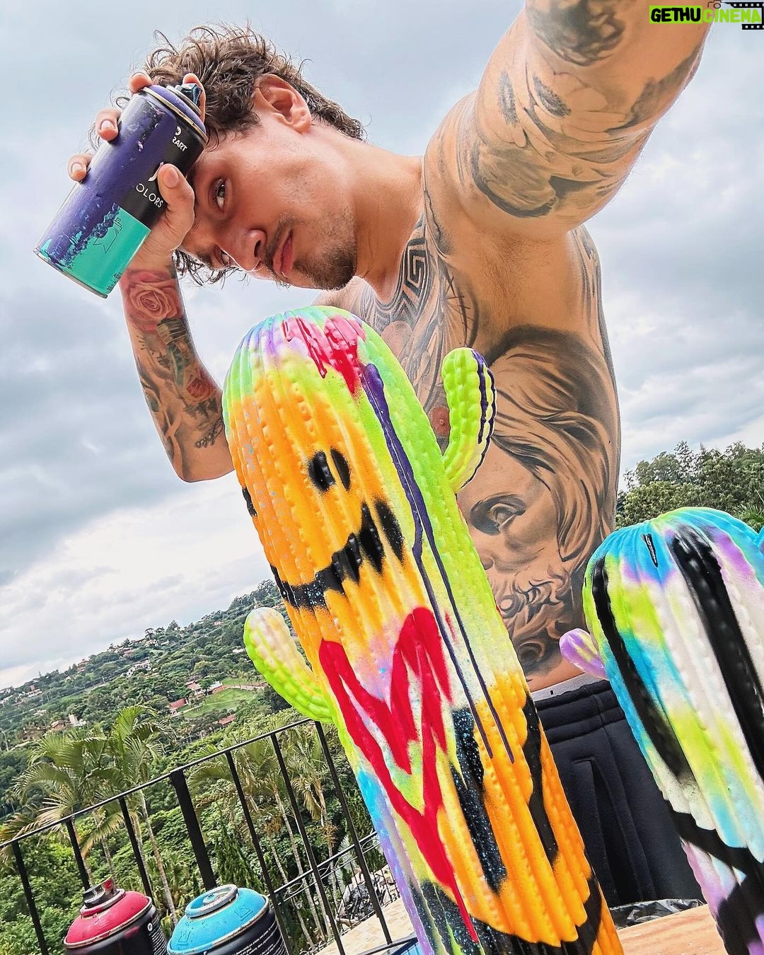 Christian Figueiredo Instagram - hoje foi um dia artístico… ✨🎨🍷