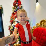 Christian Figueiredo Instagram - feliz natal da família figueiredo ❤️ 1) nikki esperando o papai noel ansiosamente 🎅🏼 2) um banho natalino cheio de música 🎤 3) família reunida pra clássica foto de natal 🎄 4) gael grudado na árvore esperando o papai noel 🎁 5) minha sobrinha esperando o presente dela 💝 6) acho que ela não gostou do presente que dei 😅 7) o nikki pediu só uma “catinha” de natal 😂 8) as caras do nikki são as melhores 🤣