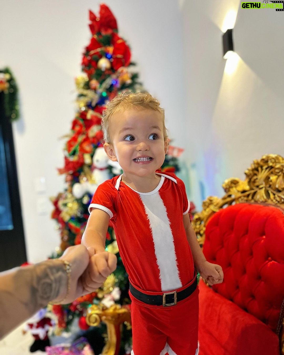 Christian Figueiredo Instagram - feliz natal da família figueiredo ❤️ 1) nikki esperando o papai noel ansiosamente 🎅🏼 2) um banho natalino cheio de música 🎤 3) família reunida pra clássica foto de natal 🎄 4) gael grudado na árvore esperando o papai noel 🎁 5) minha sobrinha esperando o presente dela 💝 6) acho que ela não gostou do presente que dei 😅 7) o nikki pediu só uma “catinha” de natal 😂 8) as caras do nikki são as melhores 🤣