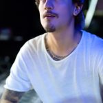 Christian Figueiredo Instagram - Como eu amo meu PlayStation, nossa história é antiga… Já tive todas as gerações: 1, 2, 3, 4… e agora o PlayStation 5! Com ele eu crio lembranças inesquecíveis e consigo jogar jogos incríveis como God of War: Ragnarök, que é um dos que eu mais tô amando, The Last Of Us Part I e muitos outros! E O MELHOR!!!!! Até dia 24/12, a PlayStation está com uma promoção com R$500,00 de desconto no console do PS5 nos principais varejistas selecionados. Não dá para perder a chance de viver essa experiência! #SintaAgoraNoPS5 #PlayStation #publi