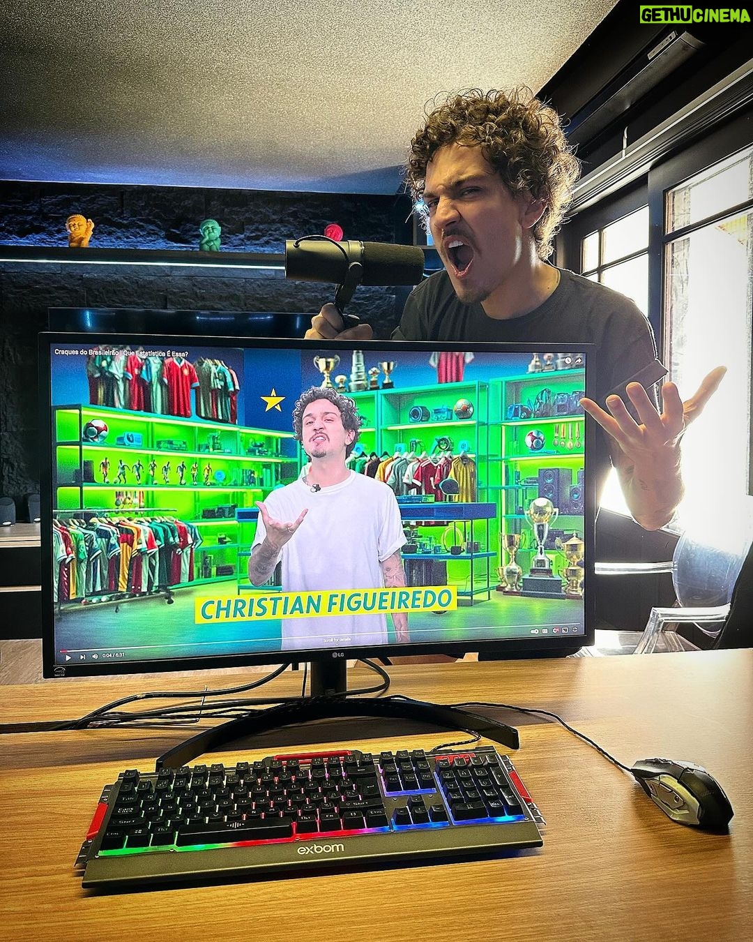 Christian Figueiredo Instagram - EU AMEI APRESENTAR ESSE PROGRAMA! 💛 Fim da 1ª temporada do “Que Estatística É Essa?” ⭐️ Qual episódio vocês mais curtiram no YouTube do @ge.globo? Não faltou história pra nossa resenha com a maior casa de entretenimento esportivo do Brasil, a @estrelabet ⚽️ #publi