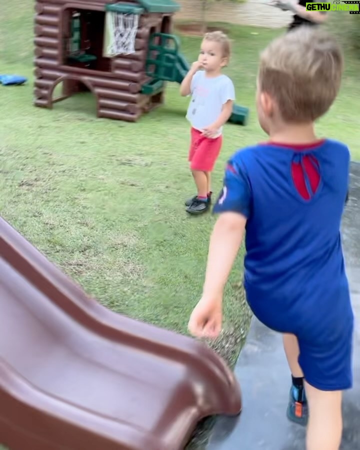 Christian Figueiredo Instagram - WOW! O NOVO PARQUINHO DO GAEL E DO NIKKI CHEGOUUUUUUUUU 🤩🤩🤩 Agora ninguém quer sair de casa… Além de muitas brincadeiras divertidas, os brinquedos da @fresooficial também ajudam a desenvolver a coordenação motora das crianças e estimular a imaginação! Todos os cantos são arredondados, garantindo muito mais segurança na hora da brincadeira e claro, todos os produtos são ATÓXICOS. Os brinquedos da Freso têm resistência e qualidade garantidas pela marca. Faça sol ou faça chuva, a qualidade do brinquedo permanece a mesma. 😍🥰❤️
