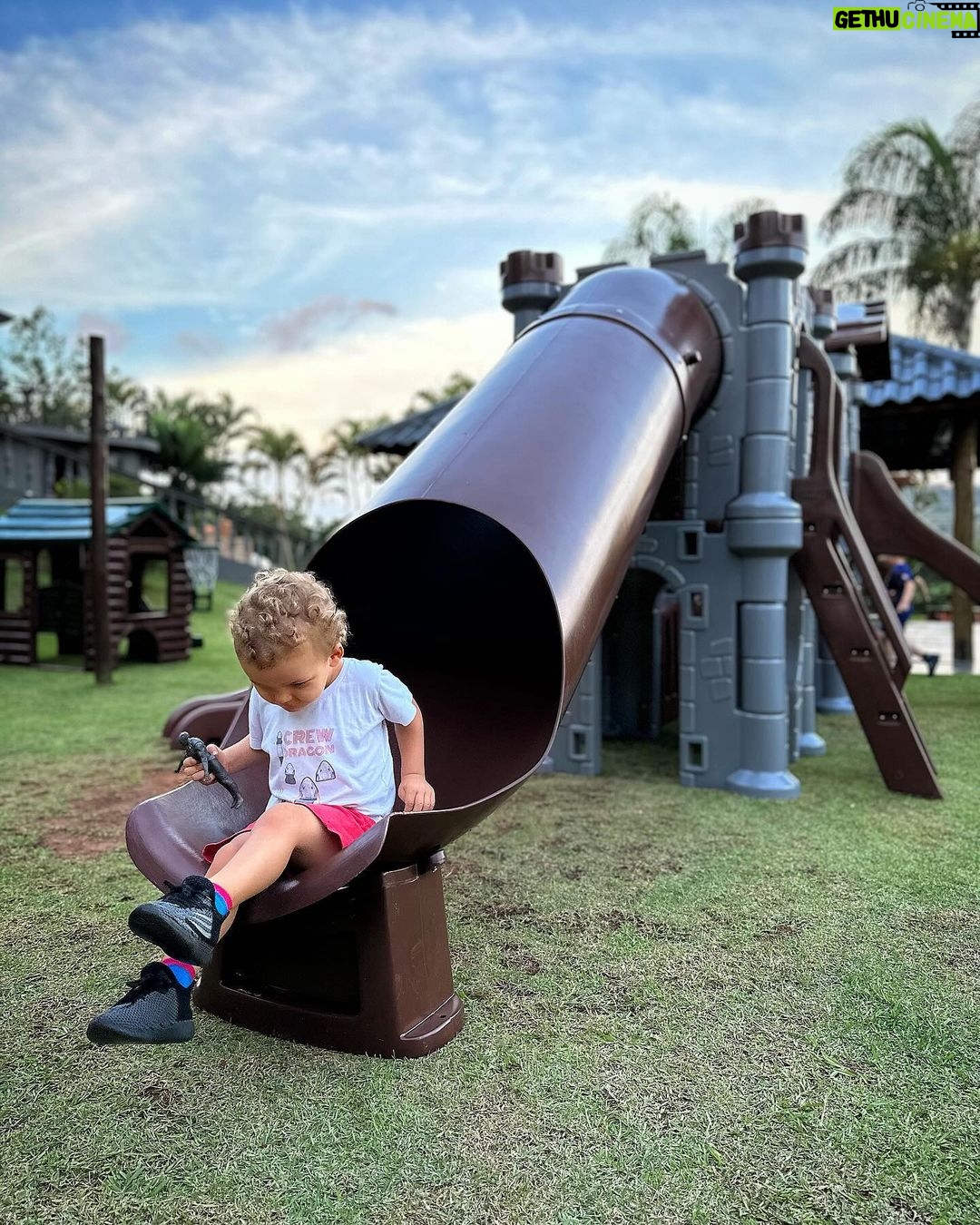Christian Figueiredo Instagram - WOW! O NOVO PARQUINHO DO GAEL E DO NIKKI CHEGOUUUUUUUUU 🤩🤩🤩 Agora ninguém quer sair de casa… Além de muitas brincadeiras divertidas, os brinquedos da @fresooficial também ajudam a desenvolver a coordenação motora das crianças e estimular a imaginação! Todos os cantos são arredondados, garantindo muito mais segurança na hora da brincadeira e claro, todos os produtos são ATÓXICOS. Os brinquedos da Freso têm resistência e qualidade garantidas pela marca. Faça sol ou faça chuva, a qualidade do brinquedo permanece a mesma. 😍🥰❤️