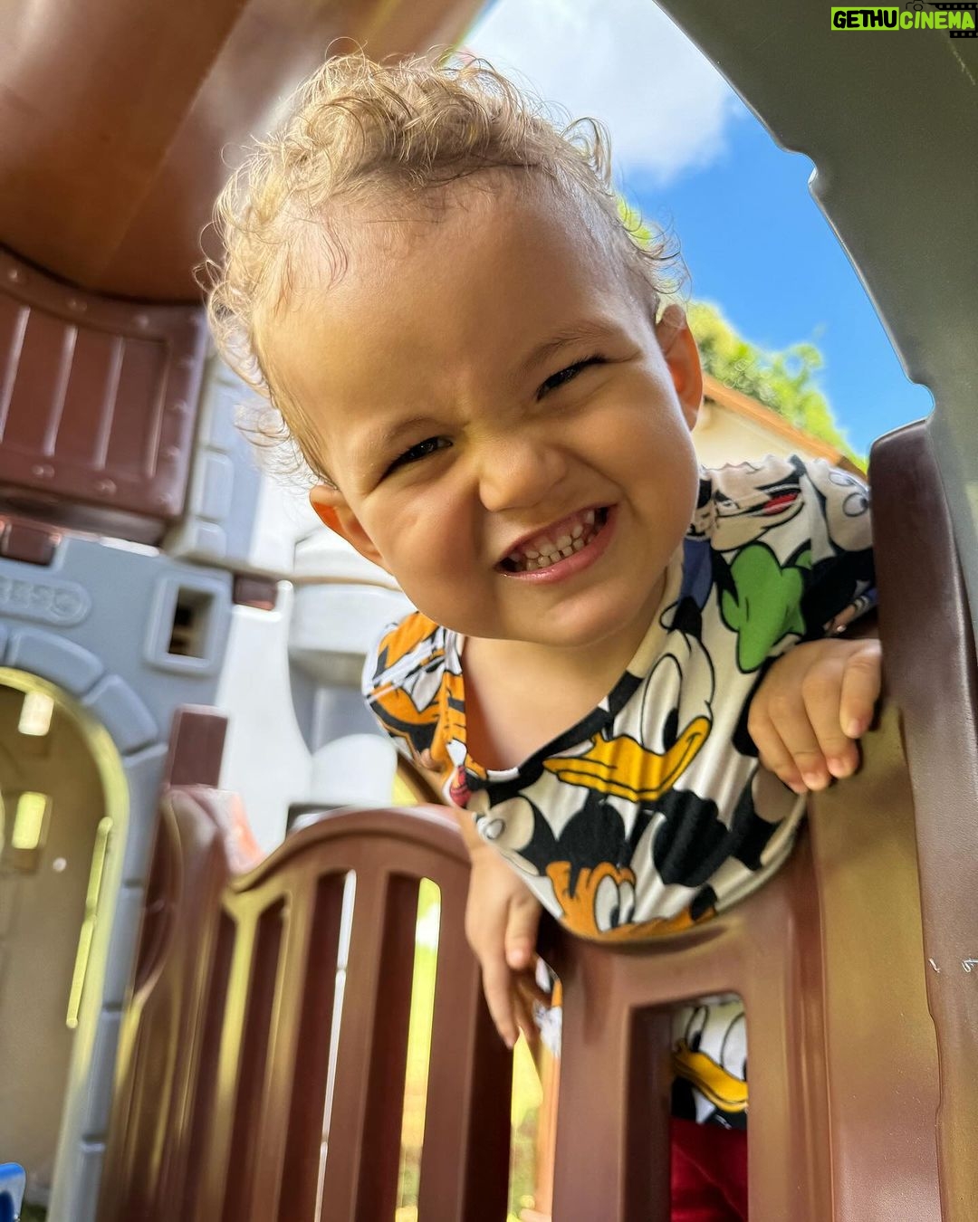 Christian Figueiredo Instagram - WOW! O NOVO PARQUINHO DO GAEL E DO NIKKI CHEGOUUUUUUUUU 🤩🤩🤩 Agora ninguém quer sair de casa… Além de muitas brincadeiras divertidas, os brinquedos da @fresooficial também ajudam a desenvolver a coordenação motora das crianças e estimular a imaginação! Todos os cantos são arredondados, garantindo muito mais segurança na hora da brincadeira e claro, todos os produtos são ATÓXICOS. Os brinquedos da Freso têm resistência e qualidade garantidas pela marca. Faça sol ou faça chuva, a qualidade do brinquedo permanece a mesma. 😍🥰❤️