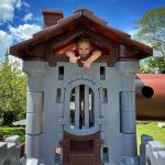 Christian Figueiredo Instagram - WOW! O NOVO PARQUINHO DO GAEL E DO NIKKI CHEGOUUUUUUUUU 🤩🤩🤩 Agora ninguém quer sair de casa… Além de muitas brincadeiras divertidas, os brinquedos da @fresooficial também ajudam a desenvolver a coordenação motora das crianças e estimular a imaginação! Todos os cantos são arredondados, garantindo muito mais segurança na hora da brincadeira e claro, todos os produtos são ATÓXICOS. Os brinquedos da Freso têm resistência e qualidade garantidas pela marca. Faça sol ou faça chuva, a qualidade do brinquedo permanece a mesma. 😍🥰❤️