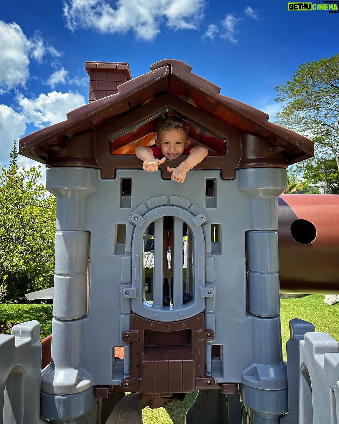 Christian Figueiredo Instagram - WOW! O NOVO PARQUINHO DO GAEL E DO NIKKI CHEGOUUUUUUUUU 🤩🤩🤩 Agora ninguém quer sair de casa… Além de muitas brincadeiras divertidas, os brinquedos da @fresooficial também ajudam a desenvolver a coordenação motora das crianças e estimular a imaginação! Todos os cantos são arredondados, garantindo muito mais segurança na hora da brincadeira e claro, todos os produtos são ATÓXICOS. Os brinquedos da Freso têm resistência e qualidade garantidas pela marca. Faça sol ou faça chuva, a qualidade do brinquedo permanece a mesma. 😍🥰❤️