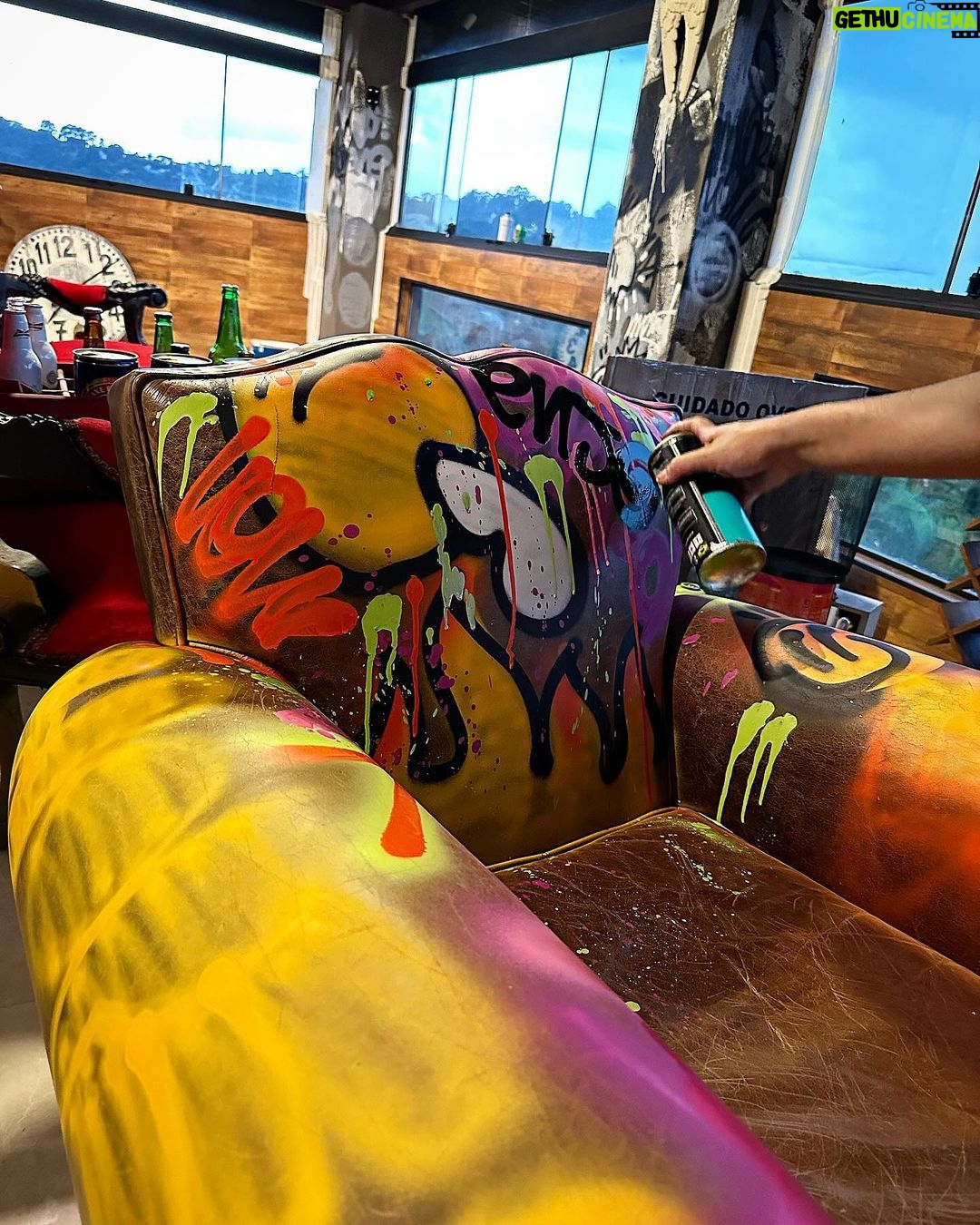 Christian Figueiredo Instagram - hoje foi um dia artístico… ✨🎨🍷