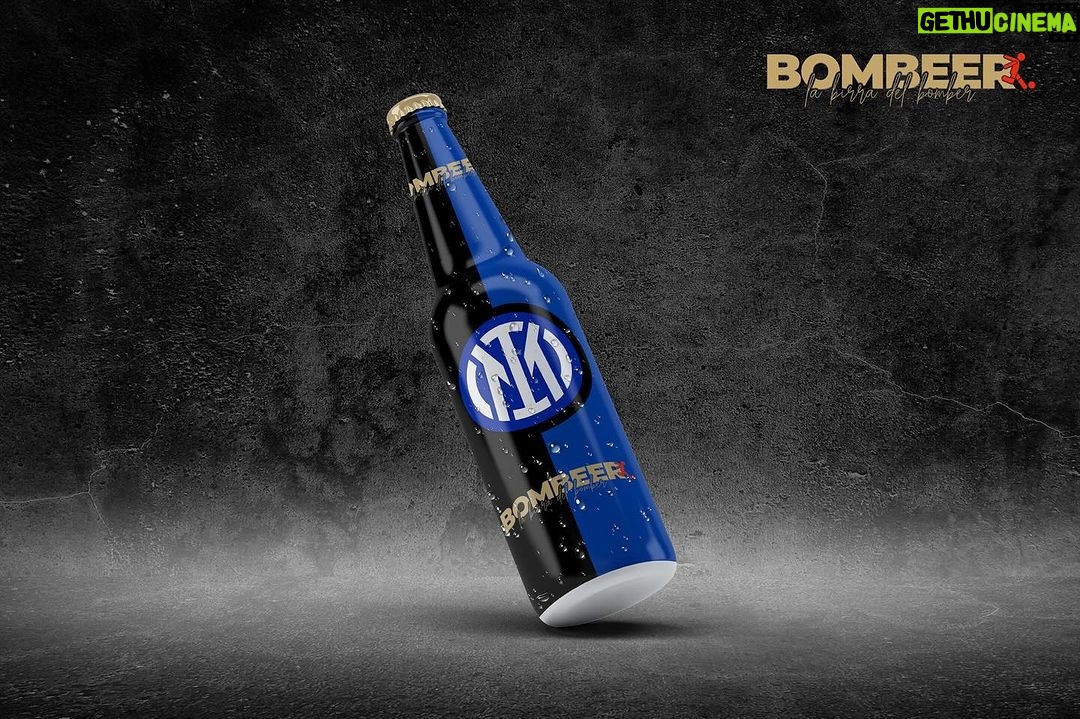 Christian Vieri Instagram - ACCORDO DI CO-BRANDING FC INTERNAZIONALE MILANO – BOMBEER, LA BIRRA DEL BOMBER MILANO, 11 Marzo 2024 – Siamo molto lieti di informarVi che in data 1 Marzo 2024 Inter Media and Communication S.p.a. e Bombeer S.r.l. hanno sottoscritto un contratto di collaborazione di durata pluriennale, durante il quale verrà prodotta una birra in co-branding, dove appariranno entrambi i marchi di Inter e di Bombeer, La Birra del Bomber. La collaborazione avrà pertanto una caratteristica molto peculiare e quasi inedita nel mondo beverage, quella appunto di avere entrambi i loghi ben esposti sulla livrea della bottiglia. Gli amanti ed i tifosi dell’Inter potranno pertanto trovare una ottima birra lager a 5%, di puro malto ed a bassa fermentazione, la cui qualità nasce dall’attenta selezione delle varietà più pregiate di orzo, luppolo e lievito. Proprio per le sue caratteristiche ben bilanciate, sarà una birra adatta sia ad un aperitivo, che per un consumo durante tutti i tipi di pasti, magari in compagnia di altri tifosi nerazzurri e durante una partita. La bottiglia riporterà anche e soprattutto i colori ed il logo dell’Inter, con una grafica ed uno style di grande impatto visivo, come tutte le bottiglie di Bombeer – La Birra del Bomber, che si è contraddistinta sul mercato fin dal suo esordio nel 2020, proprio per l’utilizzo di un packaging molto innovativo ed accattivante. La birra dell’Inter/Bombeer sarà disponibile tra la fine del mese di Marzo e l’inizio di quello di Aprile 2024, e verrà distribuita come la classica Bombeer – La Birra del Bomber tramite Acqua Vera S.p.a., sia su tutto il canale Ho.re.ca., che nella DM e nella DO. Per ricevere tutte le informazioni relative alla birra dell’Inter/Bombeer basterà mandare una richiesta tramite mail info@bombeerofficial.com oppure tramite il sito oppure www.bombeerofficial.com e tramite l’account Instagram ufficiale di @bombeer.official @inter @bombeer.official #adv