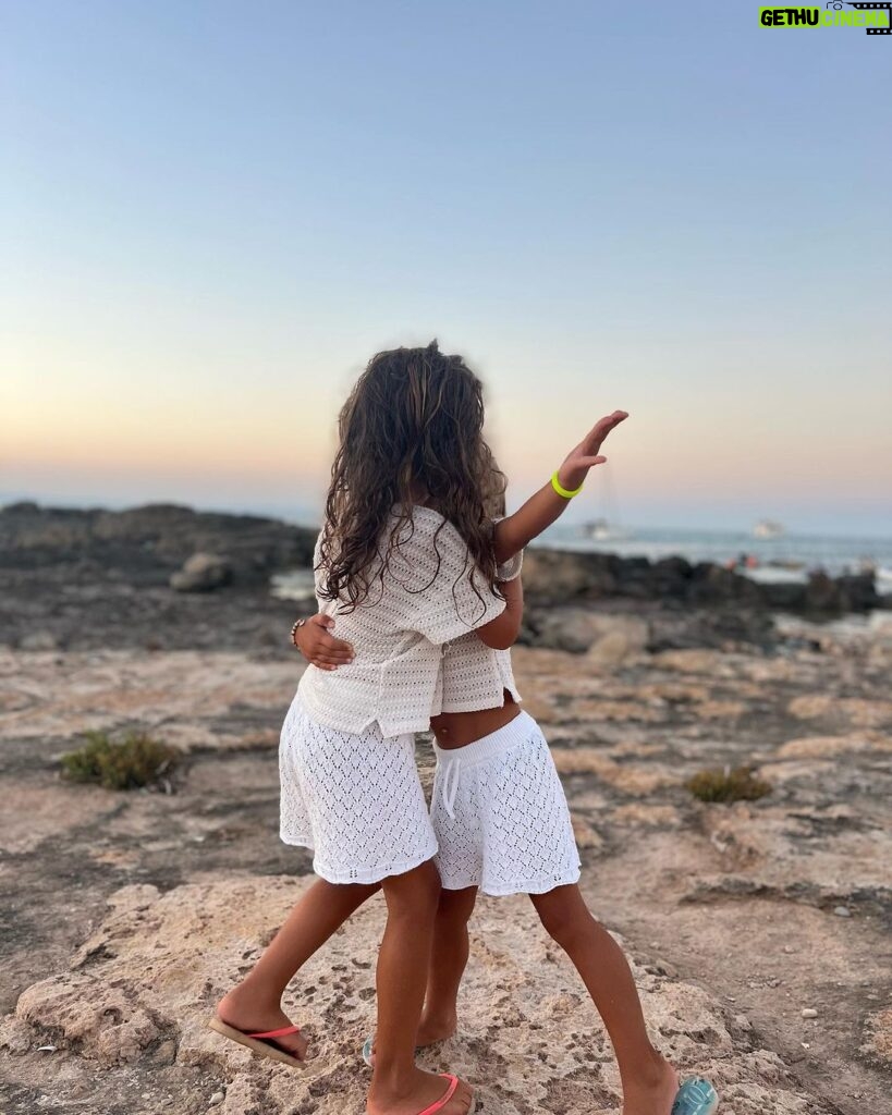 Christian Vieri Instagram - Our babies Stella & isabel ❤️❤️❤️❤️❤️ foto: @costy_caracciolo 🌸🌸🌸🌸🌸 Formentera