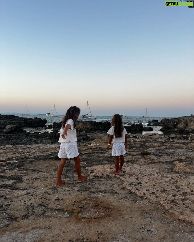 Christian Vieri Instagram - Our babies Stella & isabel ❤️❤️❤️❤️❤️ foto: @costy_caracciolo 🌸🌸🌸🌸🌸 Formentera