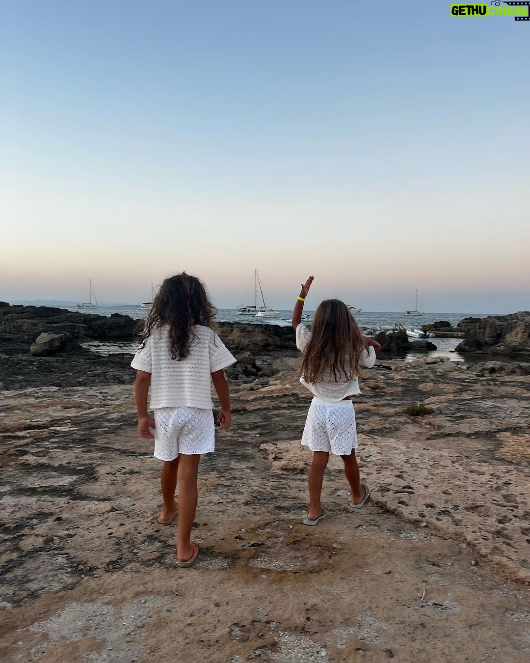 Christian Vieri Instagram - Our babies Stella & isabel ❤️❤️❤️❤️❤️ foto: @costy_caracciolo 🌸🌸🌸🌸🌸 Formentera