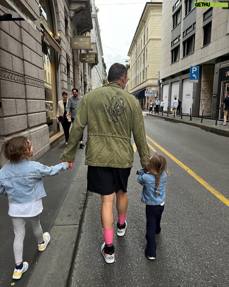 Christian Vieri Instagram - In giro con isabel & stella ❤️❤️❤️foto by @costy_caracciolo