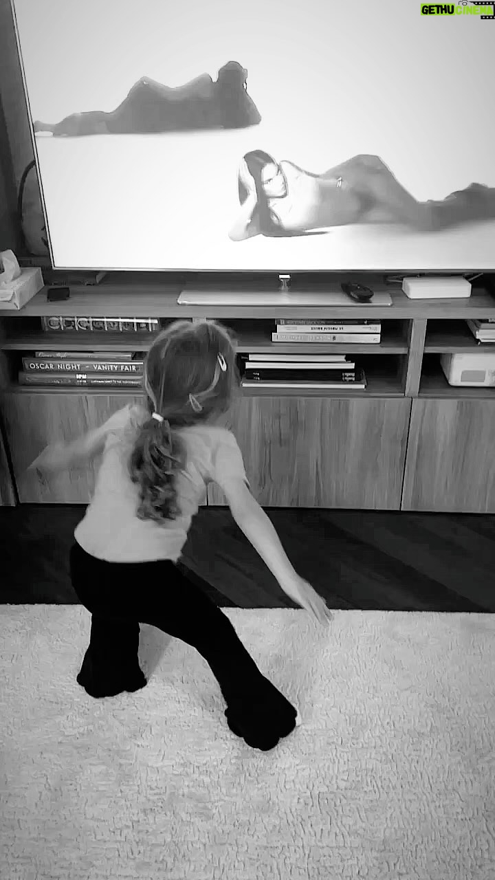 Christian Vieri Instagram - Dancing 💃💃💃💃 @costy_caracciolo. Isabel