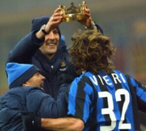 Christian Vieri Instagram - Da oggi sono NELLA HALL OF FAME dell’FC INTER⚽️⚽️⚽️ grazie a tutti i tifosi che mi hanno votato ❤️❤️❤️ @inter ⚽️⚽️⚽️⚽️⚫️🔵⚫️🔵⚫️🔵