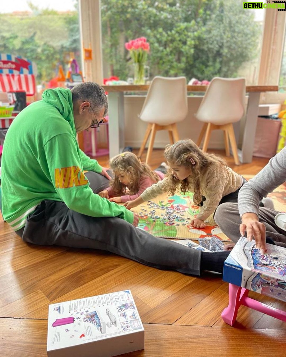 Christian Vieri Instagram - Puzzle time with the girls ❤️❤️❤️❤️❤️