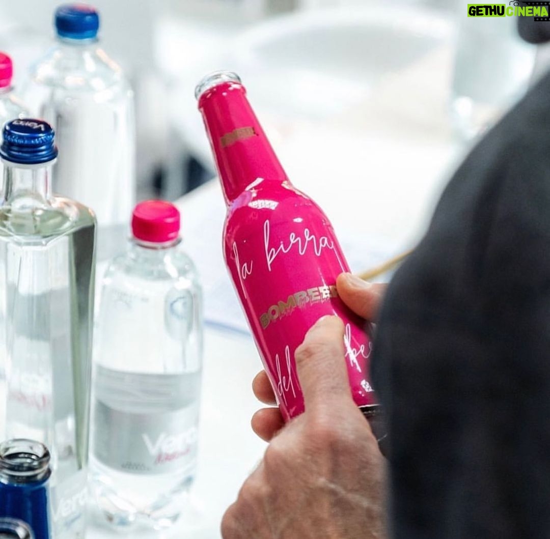 Christian Vieri Instagram - Domenica 19 Febbraio a @beerfoodattraction abbiamo annunciato una nuova ed importantissima partnership, di cui sono molto orgoglioso, con @_ acquavera 💧 che distribuirà in esclusiva in tutta Italia 🇮🇹 @bombeer.official 🍺 #birra #beer #bombeer #labirradelbomber #labirradeicampioni #labirradeglisportivi #acqua #acquavera #beerandfoodattraction #partnership #vitavera