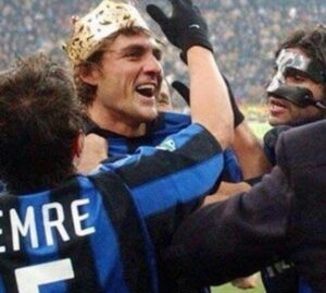 Christian Vieri Instagram - Da oggi sono NELLA HALL OF FAME dell’FC INTER⚽️⚽️⚽️ grazie a tutti i tifosi che mi hanno votato ❤️❤️❤️ @inter ⚽️⚽️⚽️⚽️⚫️🔵⚫️🔵⚫️🔵