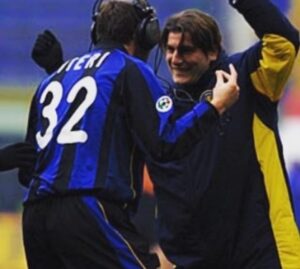 Christian Vieri Instagram - Da oggi sono NELLA HALL OF FAME dell’FC INTER⚽️⚽️⚽️ grazie a tutti i tifosi che mi hanno votato ❤️❤️❤️ @inter ⚽️⚽️⚽️⚽️⚫️🔵⚫️🔵⚫️🔵