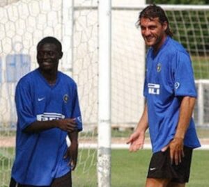 Christian Vieri Instagram - Da oggi sono NELLA HALL OF FAME dell’FC INTER⚽️⚽️⚽️ grazie a tutti i tifosi che mi hanno votato ❤️❤️❤️ @inter ⚽️⚽️⚽️⚽️⚫️🔵⚫️🔵⚫️🔵