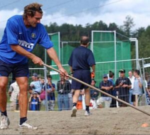 Christian Vieri Instagram - Da oggi sono NELLA HALL OF FAME dell’FC INTER⚽️⚽️⚽️ grazie a tutti i tifosi che mi hanno votato ❤️❤️❤️ @inter ⚽️⚽️⚽️⚽️⚫️🔵⚫️🔵⚫️🔵